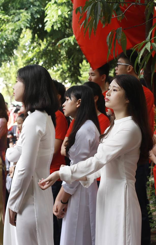 Thướt tha trong tà áo dài ngày đầu Thu. (Ảnh: Tùng Lâm/Vietnam+)