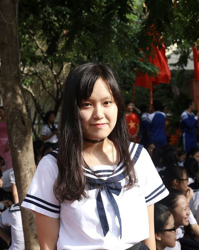 Nữ sinh duyên dáng trong nắng Thu đi đón ngày khai giảng. (Ảnh: Tùng Lâm/Vietnam+)