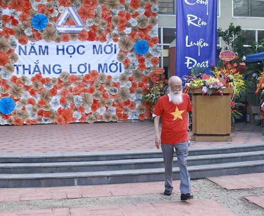 Thầy Văn Như Cương trong buổi lễ khai giảng. (Ảnh: Tùng Lâm/Vietnam+)