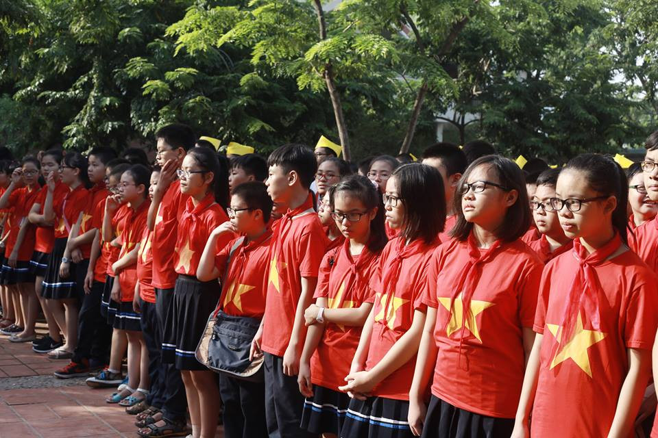 Học sinh trường Lương Thế Vinh chuẩn bị hát quốc ca. (Ảnh: Tùng Lâm/Vietnam+)