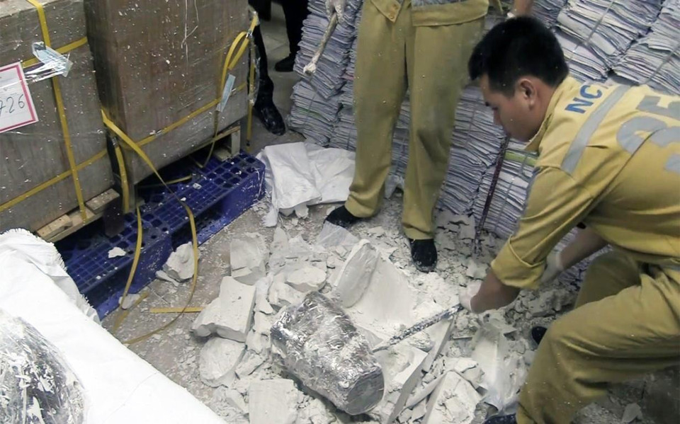Lực lượng chức năng phải đục các khối thạch cao ra để lấy các sừng tê giác được giấu bên trong. (Ảnh: TTXVN phát)