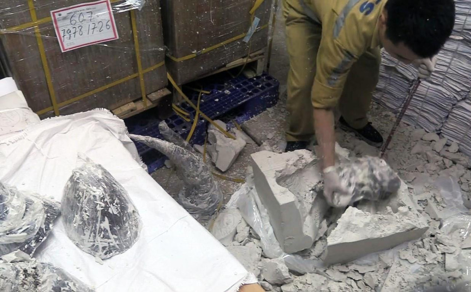 NHàng vi phạm cất giấu trong khối thạch cao để che mắt lực lượng kiểm tra và hệ thống soi chiếu của hải quan. (Ảnh: TTXVN phát)