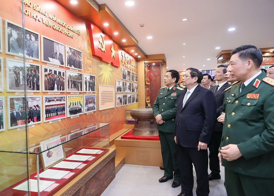 Thủ tướng Phạm Minh Chính thăm Phòng truyền thống của Học viện Quốc phòng. (Ảnh: Dương Giang/TTXVN)