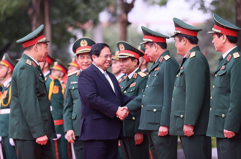 Thủ tướng Phạm Minh Chính với lãnh đạo Bộ Quốc phòng và cán bộ, giảng viên Học viện Quốc phòng. (Ảnh: Dương Giang/TTXVN)