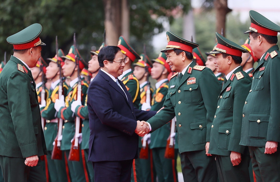 Thủ tướng Phạm Minh Chính với lãnh đạo Bộ Quốc phòng và cán bộ, giảng viên Học viện Quốc phòng. (Ảnh: Dương Giang/TTXVN)