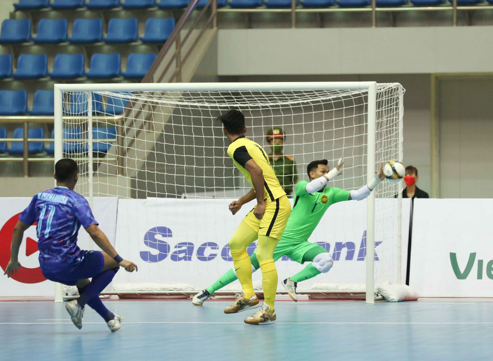 Thủ môn đội Thái Lan cản phá thành công pha dứt điểm của Muhammad Azri Bin Rahman (số 11 - Malaysia). (Ảnh: Thanh Tùng/TTXVN)