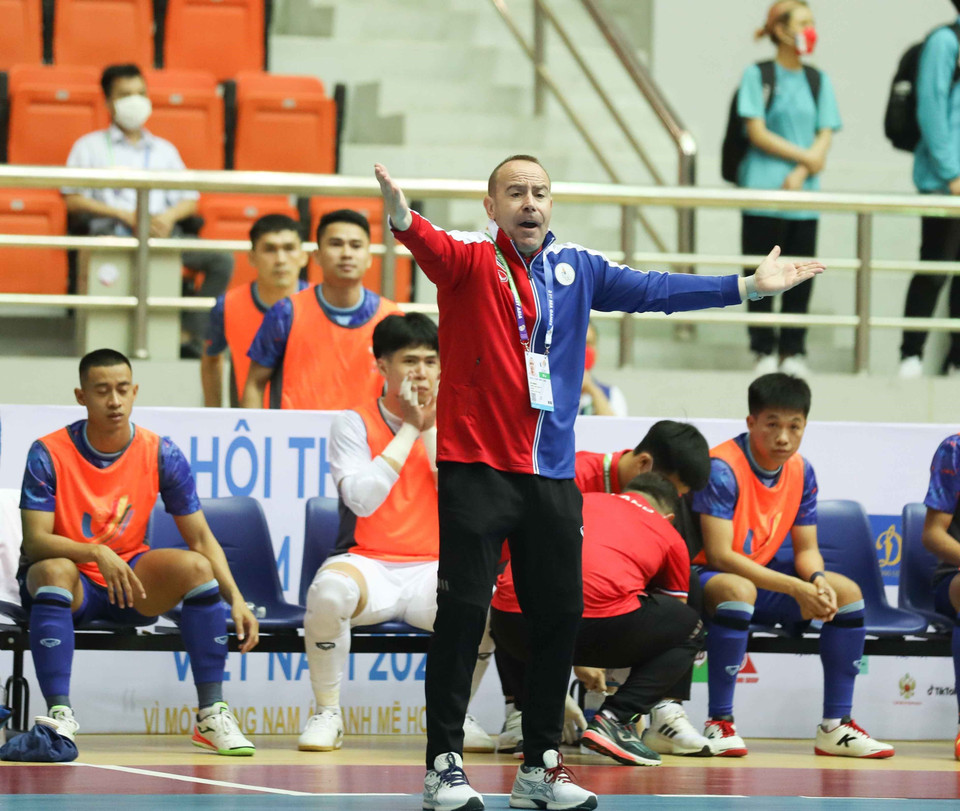 HLV trưởng đội tuyển Futsal Thái Lan Carlos Cesar liên tục chỉ đạo các cầu thủ. (Ảnh: Thanh Tùng/TTXVN)