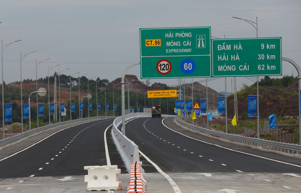 Tuyến cao tốc rút ngắn thời gian từ Móng Cái đến Hạ Long còn 1 giờ 30 phút (đi theo QL18 mất khoảng 3 giờ); từ Hà Nội đi cửa khẩu Móng Cái chỉ còn 3 giờ (hiện tại mất 5,5 giờ). (Ảnh: Huy Hùng/TTXVN)
