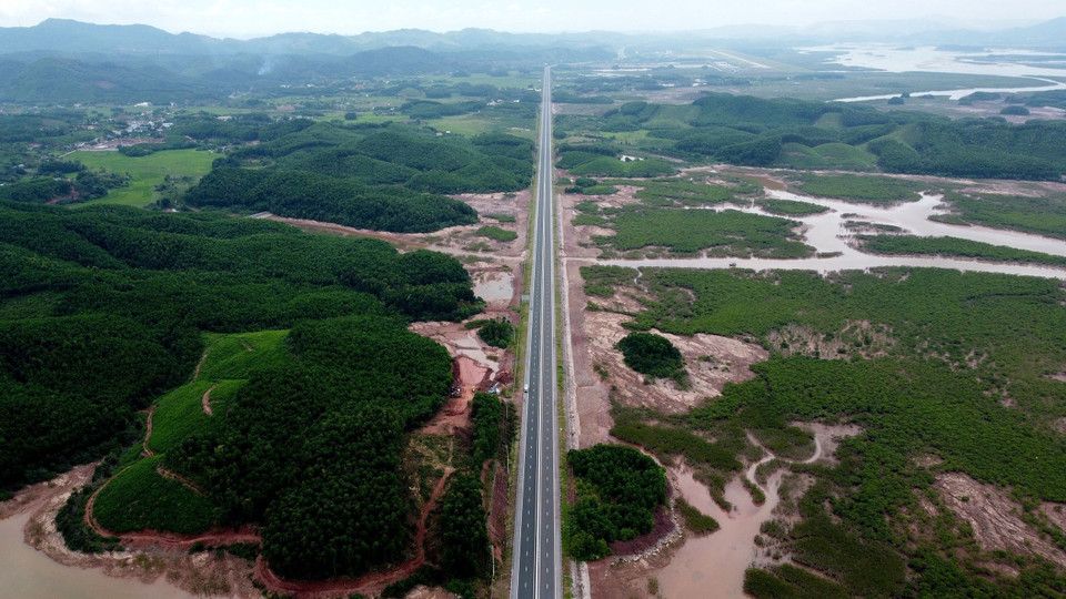 Cao tốc Vân Đồn-Móng Cái dài 80km điểm đầu nối với cao tốc Hải Phòng-Vân Đồn, điểm cuối nối với Cửa khẩu quốc tế Móng Cái. (Ảnh: Huy Hùng/TTXVN)