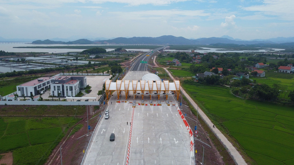 Trạm thu phí Tiên Yên trên đầu tuyến cao tốc Vân Đồn-Móng Cái. (Ảnh: Huy Hùng/TTXVN)