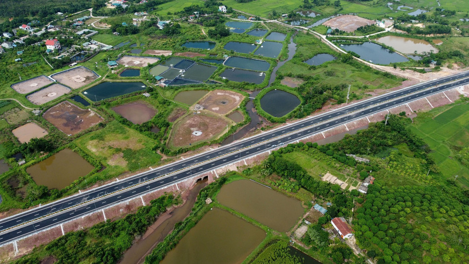 Sau đúng 25 tháng thi công, đến nay, cao tốc Vân Đồn-Móng Cái hoàn thành dài 80km, thiết kế 4 làn xe, tốc độ tối đa 120 km/h. (Ảnh: Huy Hùng/TTXVN)
