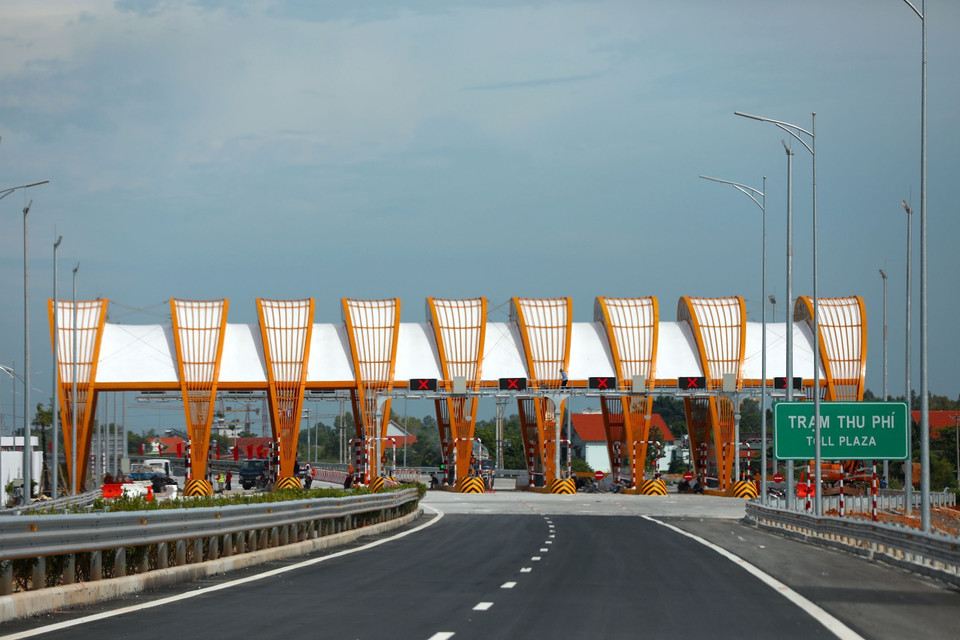 Trên tuyến bố trí tại 4 vị trí ra vào cao tốc, cụ thể: trên tuyến chính: tại Km112+900 (trạm thu phí đầu tuyến) và Km146+500 (trạm thu phí cuối tuyến); trên tuyến nhánh: tại nút giao Đầm Hà tại Km122+400 và nút giao Hải Hà tại Km143+350. (Ảnh: Huy Hùng/TTXVN)