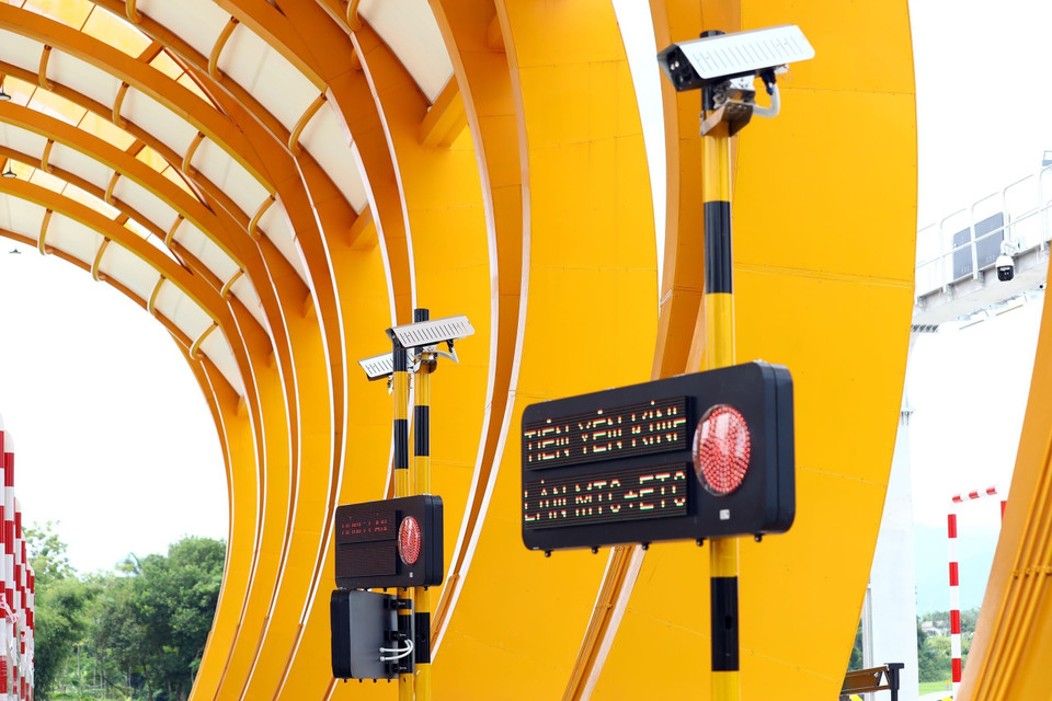 Việc thu phí sử dụng dịch vụ đường bộ đối với đường ôtô cao tốc Tiên Yên-Móng Cái được thực hiện theo phương thức thu phí không dừng (ETC). (Ảnh: Huy Hùng/TTXVN)