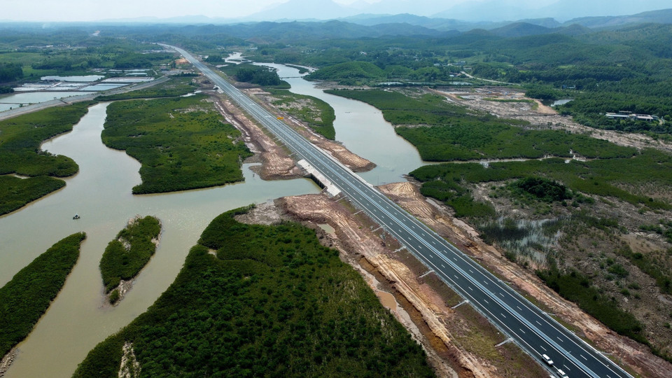 Đoạn tuyến đi qua thành phố Móng Cái. (Ảnh: Huy Hùng/TTXVN)