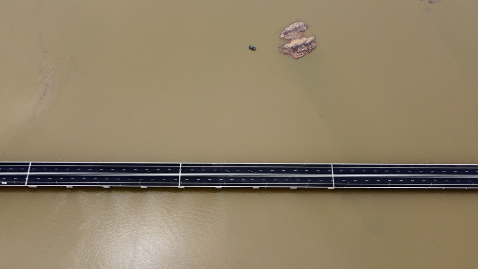 Cầu vượt biển Vân Tiên dài 1,5km, rộng 25,5m, độ sâu 19m. Việc thi công cầu vượt này trong 330 ngày đêm (11 tháng) đã lập kỷ lục mới về thi công cầu vượt biển dài nhất tỉnh Quảng Ninh. (Ảnh: Huy Hùng/TTXVN)