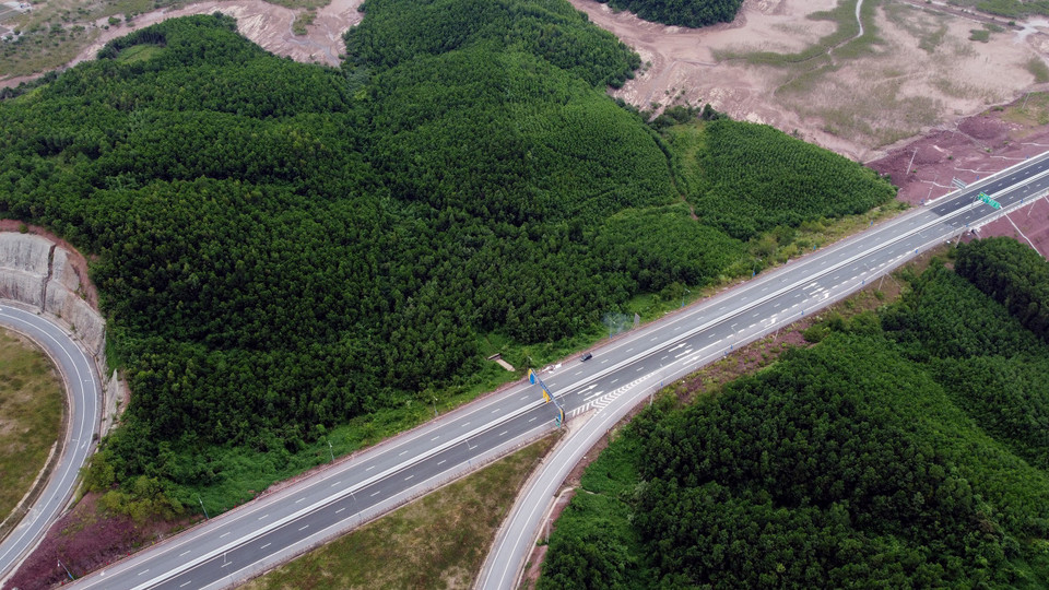 Cao tốc có 4 làn xe cơ giới với bề rộng nền đường 25,25m, vận tốc thiết kế 120 km/h. (Ảnh: Huy Hùng/TTXVN)