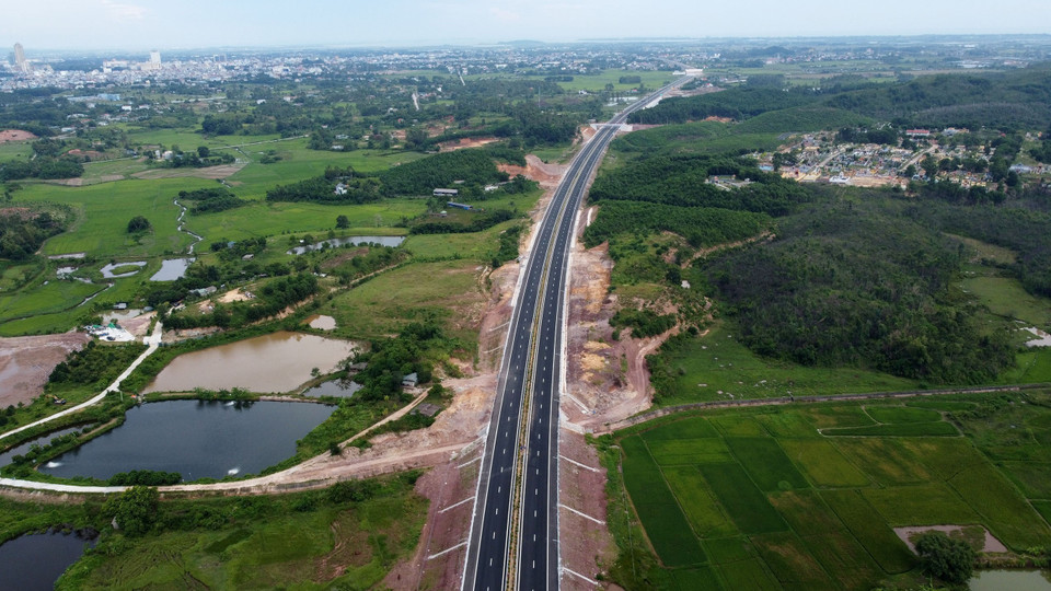 Hệ thống đường cao tốc này cũng trở thành tuyến cao tốc ven biển duy nhất kết nối trực tiếp, đồng bộ tới cả 3 khu kinh tế gồm: Khu kinh tế ven biển Quảng Yên, Khu kinh tế Vân Đồn và Khu kinh tế cửa khẩu Móng Cái. (Ảnh: Huy Hùng/TTXVN)