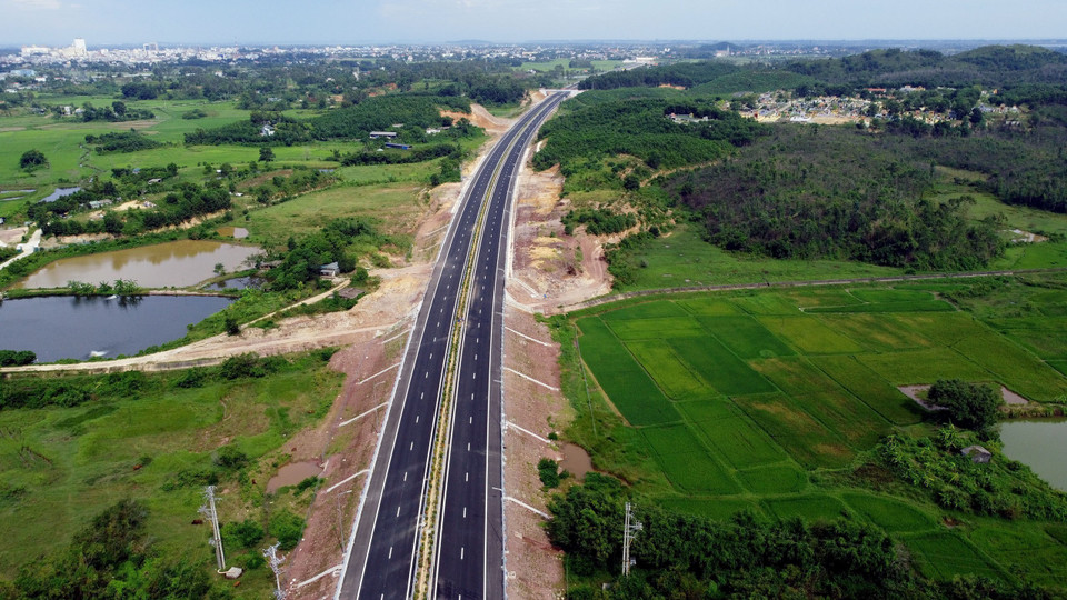 Tuyến đường nổi bật lên giữa màu xanh của những cánh đồng lúa. (Ảnh: Huy Hùng/TTXVN)