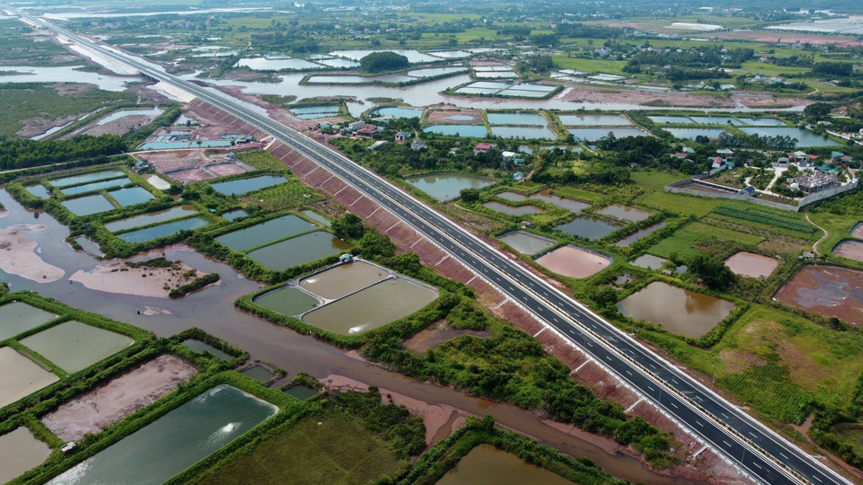 Một đoạn tuyến đi qua các đầm nuôi trồng thủy sản của người dân thành phố Móng Cái. (Ảnh: Huy Hùng/TTXVN)