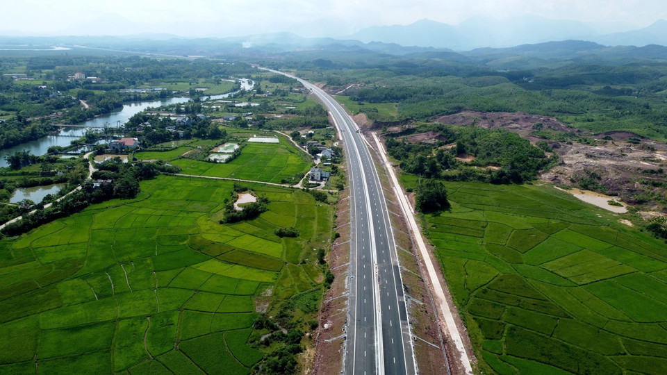 Đoạn tuyến đường đi qua những cánh đồng xanh mát mắt của huyện Hải Hà. (Ảnh: Huy Hùng/TTXVN)