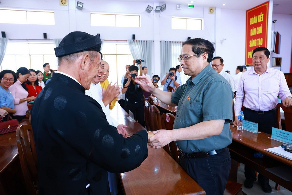 Thủ tướng Phạm Minh Chính với cử tri quận Thốt Nốt, thành phố Cần Thơ. (Ảnh: Dương Giang/TTXVN)