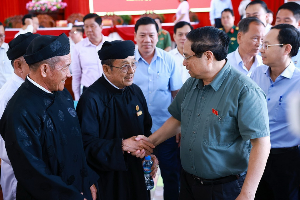 Thủ tướng Phạm Minh Chính với cử tri quận Thốt Nốt, thành phố Cần Thơ. (Ảnh: Dương Giang/TTXVN)
