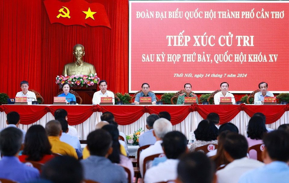 Thủ tướng Phạm Minh Chính và Đoàn đại biểu Quốc hội thành phố Cần Thơ tiếp xúc cử tri quận Thốt Nốt, thành phố Cần Thơ. (Ảnh: Dương Giang/TTXVN)