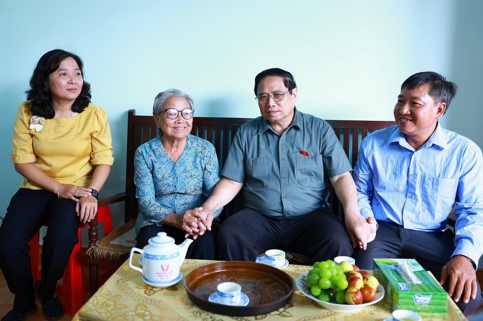 Thủ tướng Phạm Minh Chính thăm gia đình liệt sỹ Nguyễn Đình Hòa. (Ảnh: Dương Giang/TTXVN)