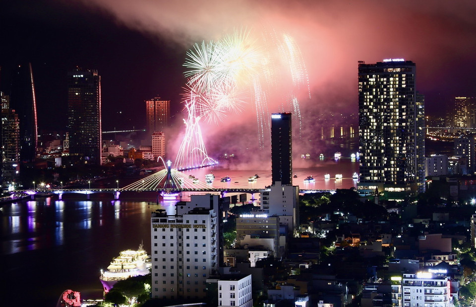 Đội Liuyang Jingduan New-art Display Co đến từ Trung Quốc đã mở màn cho đêm chung kết DIFF 2024 với một màn trình diễn có tên gọi “Dazzling Da Nang” (Đà Nẵng tỏa sáng).