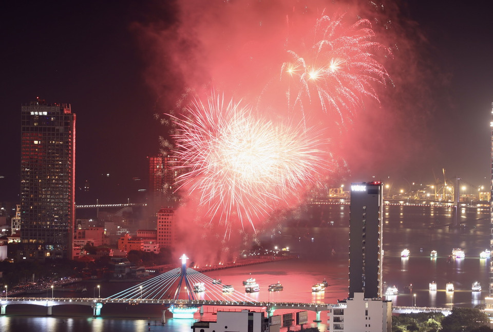 Trận chung kết đã thu hút đông đảo người dân, khách du lịch đến hai bờ sông Hàn thưởng lãm "bữa tiệc pháo hoa" trên bầu trời Đà Nẵng. (Ảnh: Trần Lê Lâm/TTXVN)