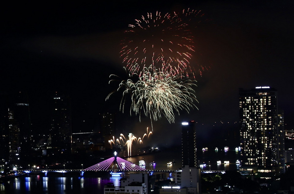 Đội Phần Lan sử dụng khoảng 10.000 quả pháo khiến khán giả không thể rời mắt với các kỹ thuật bắn pháo cả trên trời và dưới nước, mang đến những hiệu ứng vô cùng mới lạ.