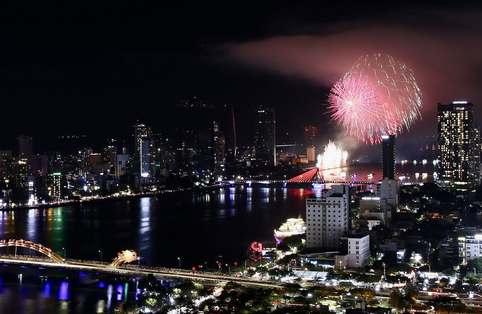 Đội Joho Pyro Professional Fireworks AB, đại diện của Phần Lan đã khiến đêm Hè Đà Nẵng nóng hơn rất nhiều với màn trình diễn hiện đại và sôi động trên nền những ca khúc và bản nhạc phim Âu Mỹ lừng danh.