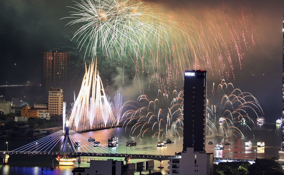 Màn trình diễn pháo hoa của đội Trung Quốc. (Ảnh: Trần Lê Lâm/TTXVN)