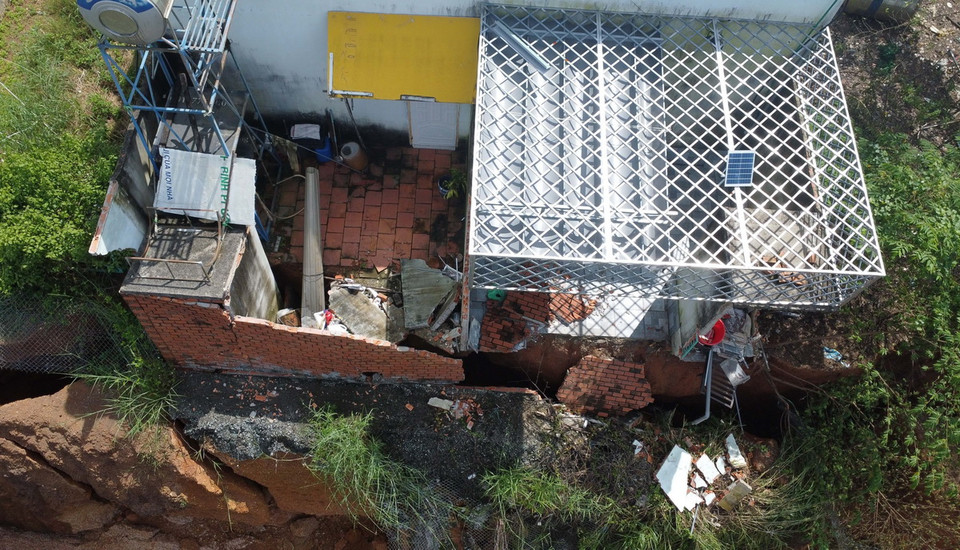 Nhiều nhà dân ở phường Tiến Thành, thành phố Đồng Xoài, bị sạt lở nghiêm trọng. (Ảnh: TTXVN phát)