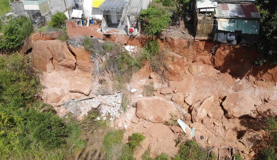 Sau các trận mưa lớn liên tiếp xảy ra tại khu vực thành phố Đồng Xoài, tỉnh Bình Phước, nhiều nhà dân tại khu phố Suối Cam, phường Tiến Thành, bị sạt lở nghiêm trọng. (Ảnh: TTXVN phát)