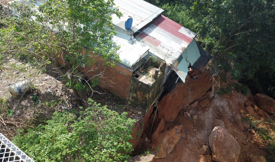 Hiện người và tài sản đã được chính quyền địa phương di dời đến nơi an toàn, tuy nhiên những người bị ảnh hưởng mong sớm được khắc phục để ổn định cuộc sống. (Ảnh: TTXVN phát)
