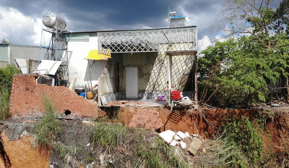 Trước tình hình trên, chính quyền địa phương đã nhanh chóng lên phương án khắc phục, giúp người dân ổn định cuộc sống. (Ảnh: TTXVN phát)