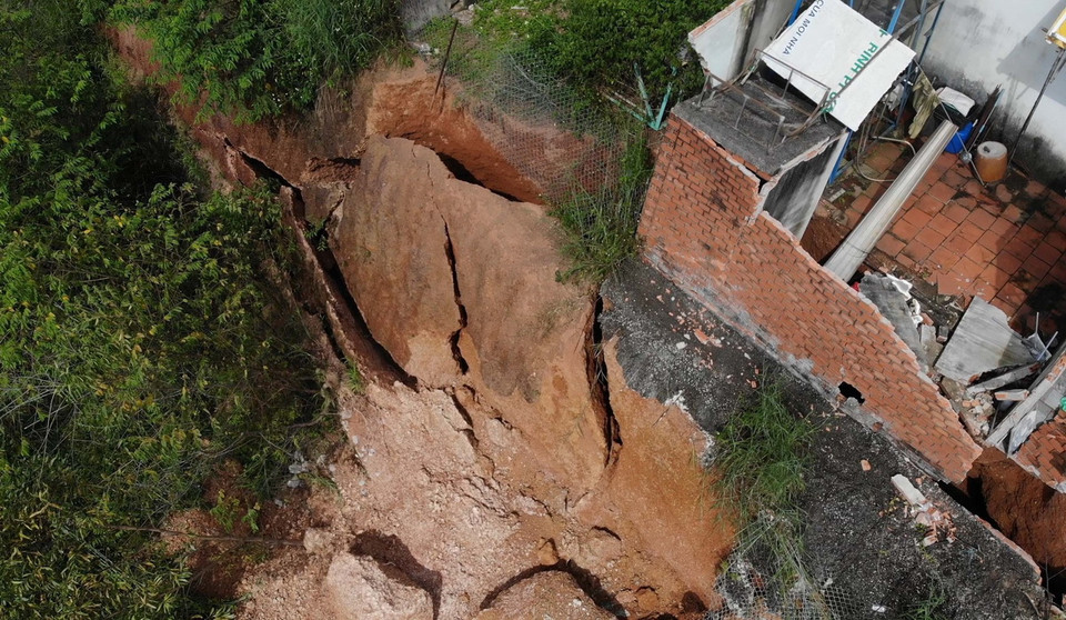 Rất may vụ việc không thiệt hại về người nhưng các công trình phụ đều bị vùi lấp dưới đống đất đá. (Ảnh: TTXVN phát)