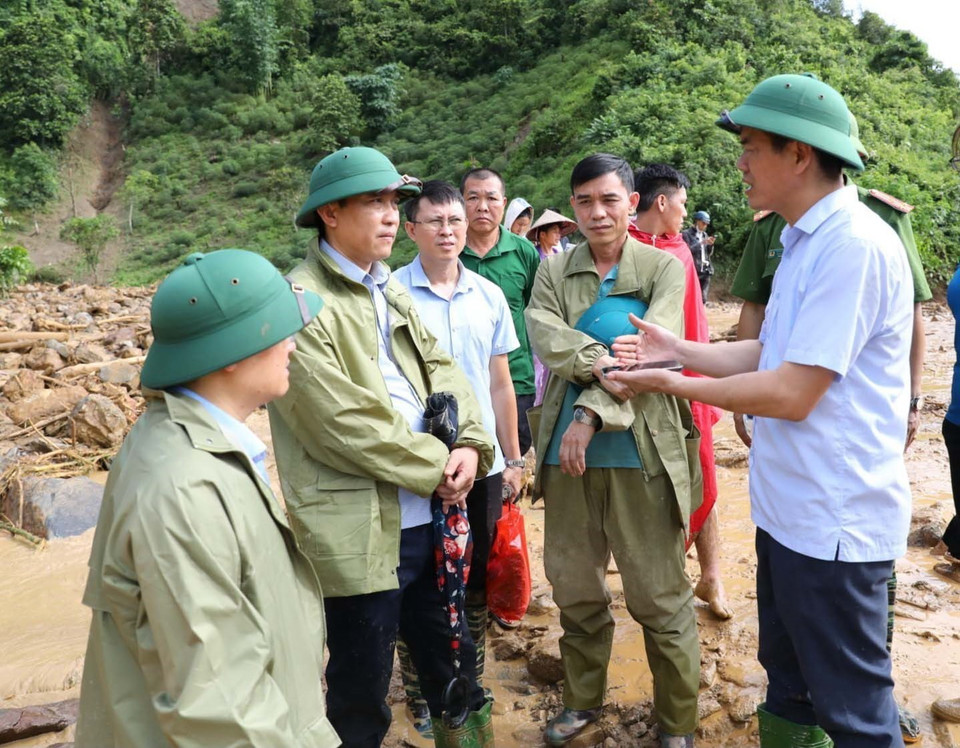 Lãnh đạo huyện Điện Biên trực tiếp chỉ đạo công tác tìm kiếm tại hiện trường. (Ảnh: Xuân Tư/TTXVN)