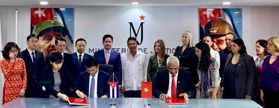 Bộ trưởng Tư pháp Lê Thành Long và Bộ trưởng Tư pháp Cuba Oscar Manuel Silvera Martínez ký “Ý định thư về xây dựng Dự án hỗ trợ kỹ thuật cho Bộ Tư pháp Cuba.” (Ảnh: Mai Phương/TTXVN)