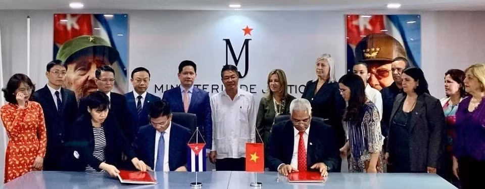 Bộ trưởng Tư pháp Lê Thành Long và Bộ trưởng Tư pháp Cuba Oscar Manuel Silvera Martínez ký “Ý định thư về xây dựng Dự án hỗ trợ kỹ thuật cho Bộ Tư pháp Cuba.” (Ảnh: Mai Phương/TTXVN)