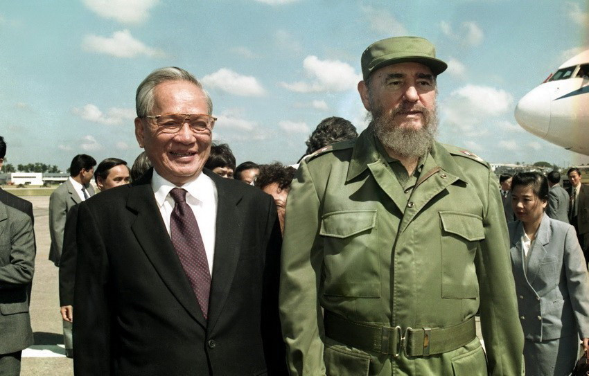 Chủ tịch HĐNN và Chính phủ Cuba Fidel Castro đón Chủ tịch nước Lê Đức Anh tại sân bay quốc tế Jose Marti, trong chuyến thăm hữu nghị chính thức Cuba từ ngày 12-17/10/1995. (Ảnh: Cao Phong/TTXVN)