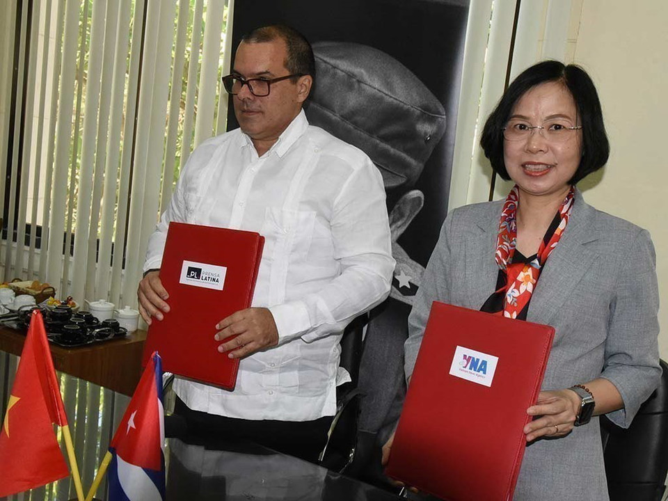 Nhân chuyến thăm chính thức Cuba của Chủ tịch Quốc hội Vương Đình Huệ, Tổng Giám đốc Thông tấn xã Việt Nam Vũ Việt Trang và Chủ tịch Hãng thông tấn Prensa Latina Luis Enrique González Acosta tiến hành hội đàm và ký thỏa thuận hợp tác mới nhằm củng cố mối quan hệ truyền thống giữa hai cơ quan (19/4/2023). (Ảnh: Mai Phương/TTXVN)