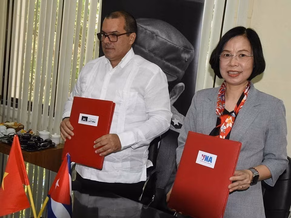 Nhân chuyến thăm chính thức Cuba của Chủ tịch Quốc hội Vương Đình Huệ, Tổng Giám đốc Thông tấn xã Việt Nam Vũ Việt Trang và Chủ tịch Hãng thông tấn Prensa Latina Luis Enrique González Acosta tiến hành hội đàm và ký thỏa thuận hợp tác mới nhằm củng cố mối quan hệ truyền thống giữa hai cơ quan (19/4/2023). (Ảnh: Mai Phương/TTXVN)