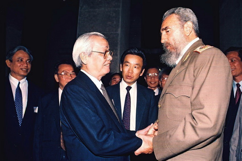 Chủ tịch Cuba Fidel Castro trao tặng Huân chương Jose Marti cho Thủ tướng Võ Văn Kiệt trong chuyến thăm hữu nghị chính thức Cuba, ngày 7/7/1993. (Ảnh: Minh Đạo/TTXVN)