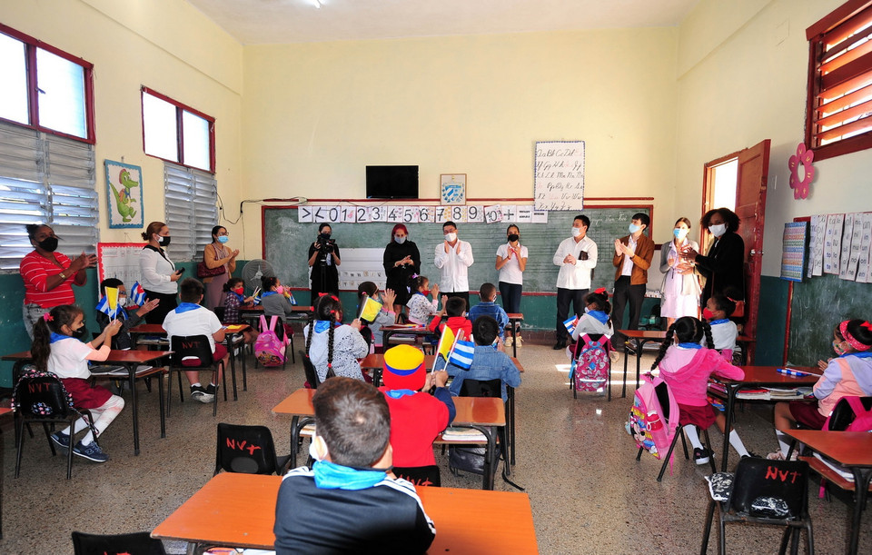 Đại sứ Việt Nam tại Cuba Lê Thanh Tùng tới thăm và dự kỷ niệm 82 năm Ngày sinh Anh hùng liệt sỹ Nguyễn Văn Trỗi tại Trường phổ thông mang tên người du kích anh hùng trong cuộc Kháng chiến chống Mỹ của nhân dân Việt Nam ở trung tâm thủ đô La Habana (2022). (Ảnh: Lê Hà/TTXVN)