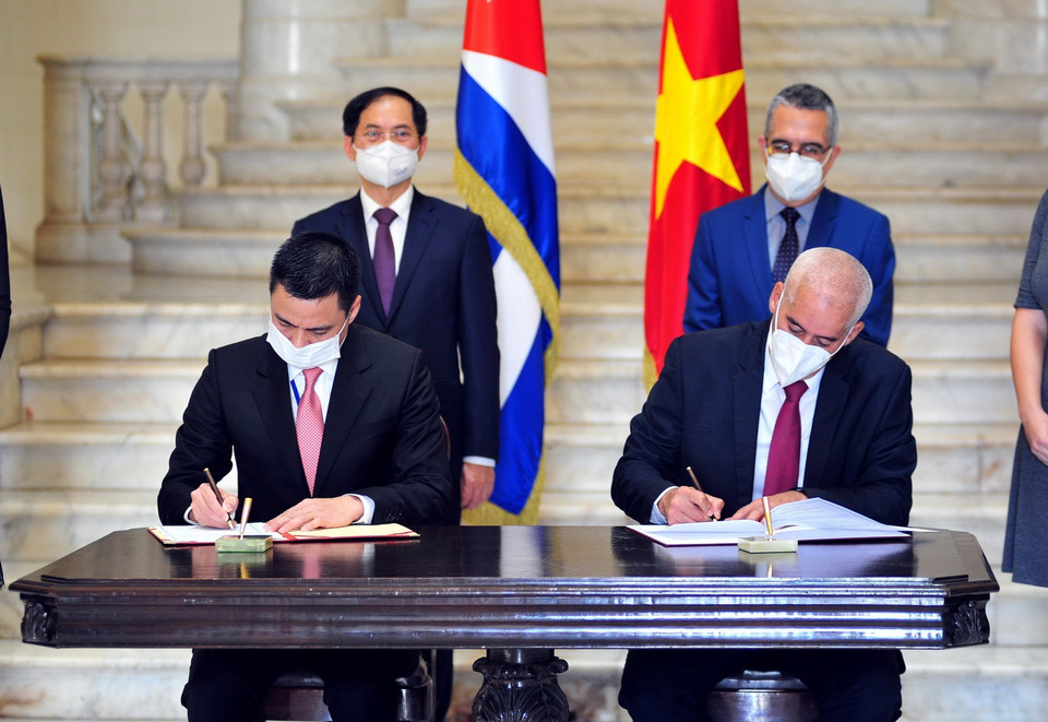 Bộ trưởng Ngoại giao Bùi Thanh Sơn và Quyền Bộ trưởng Ngoại giao Cuba Marcelino Medina chứng kiến Thứ trưởng Ngoại giao Đặng Hoàng Giang và Thứ trưởng Ngoại giao Gerardo Penalver ký Bản ghi nhớ hợp tác giữa Học viện Ngoại giao Việt Nam và Học viện Quan hệ quốc tế Raul Roa Garcia của Cuba (2021). (Ảnh: TTXVN)