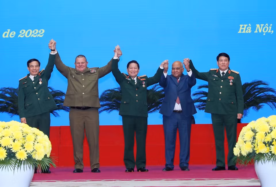 Trung tướng Vicstor Joho Ramos, Chủ nhiệm Chính trị các Lực lượng vũ trang cách mạng Cuba và Đại sứ Cuba tại Việt Nam Orlando Nicolas Hernandez Guillen trao Huân chương cao quý các loại của Nhà nước Cuba cho Đại tướng Phan Văn Giang, Bộ trưởng Bộ Quốc phòng; Đại tướng Lương Cường, Chủ nhiệm Tổng cục Chính trị QĐND Việt Nam và Đại tướng Ngô Xuân Lịch, nguyên Bộ trưởng Bộ Quốc phòng (2022). (Ảnh: Trọng Đức/TTXVN)