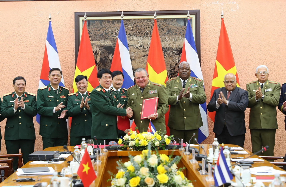 Đại tướng Lương Cường, Chủ nhiệm Tổng cục Chính trị QĐND Việt Nam và Trung tướng Vicstor Rojo Ramos, Chủ nhiệm Chính trị các Lực lượng vũ trang Cách mạng Cuba ký Biên bản ghi nhớ hợp tác giữa quân đội hai nước (2022). (Ảnh: Trọng Đức /TTXVN)