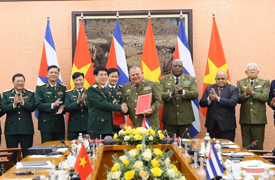 Đại tướng Lương Cường, Chủ nhiệm Tổng cục Chính trị QĐND Việt Nam và Trung tướng Vicstor Rojo Ramos, Chủ nhiệm Chính trị các Lực lượng vũ trang Cách mạng Cuba ký Biên bản ghi nhớ hợp tác giữa quân đội hai nước (2022). (Ảnh: Trọng Đức /TTXVN)